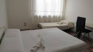 2 Schlafzimmer, Schreibtisch, Bügeleisen/Bügelbrett, Reisekinderbett