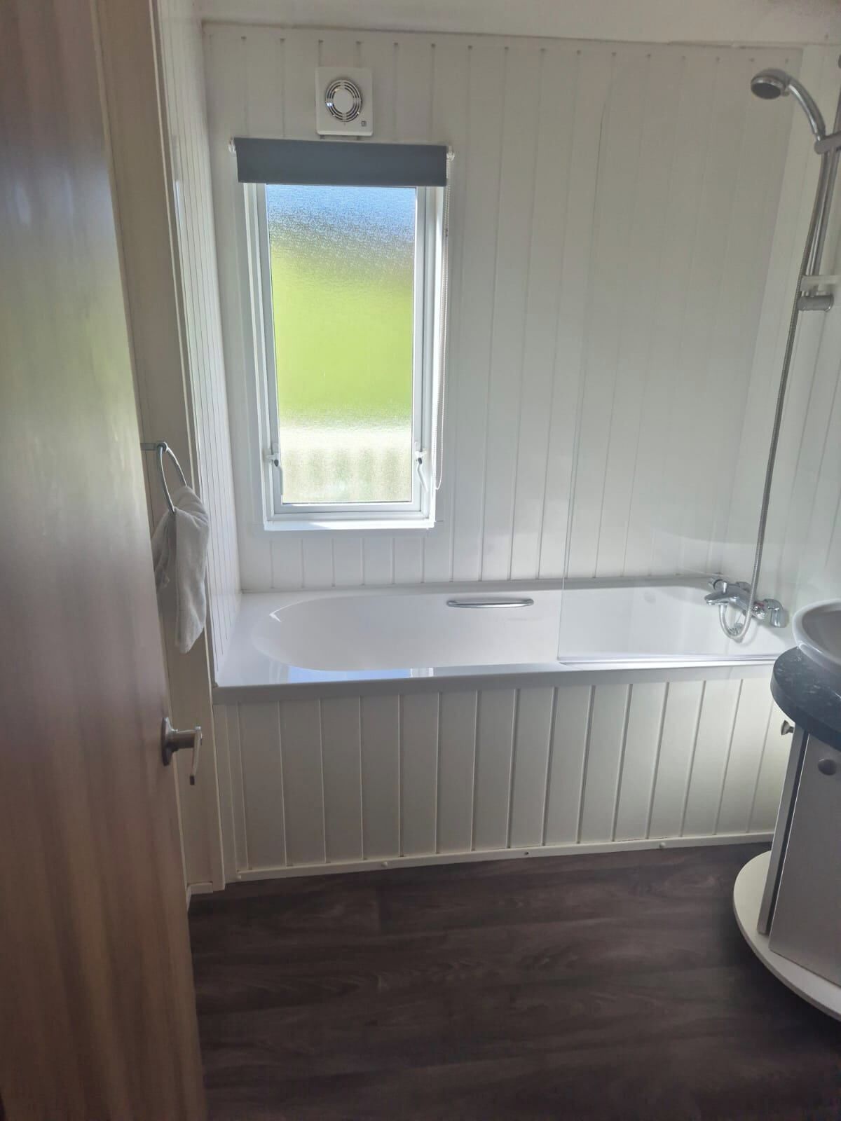 Separate bathtub and shower, deep-soaking bathtub, hair dryer