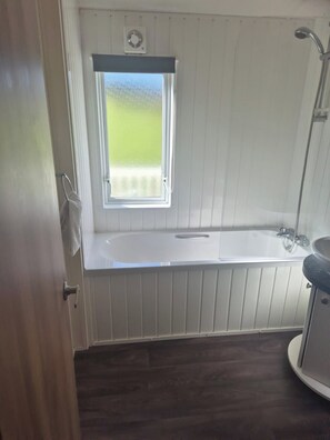 Separate bathtub and shower, deep-soaking bathtub, hair dryer