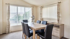 Dining - 2 Bed Caravan - Sleeps 6 - Pets - Pool - Parking (Newquay)