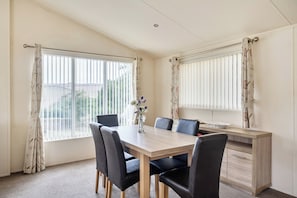 Dining - 2 Bed Caravan - Sleeps 6 - Pets - Pool - Parking (Newquay)