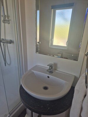 Separate bathtub and shower, deep-soaking bathtub, hair dryer