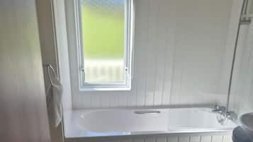 Tina y regadera independientes, tina profunda, secadora de cabello