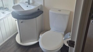 Un bagno con WC, lavandino e doccia.