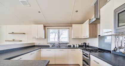 2 Bed Caravan - Sleeps 6 - Pets - Pool - Parking