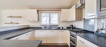 2 Bed Caravan - Sleeps 6 - Pets - Pool - Parking