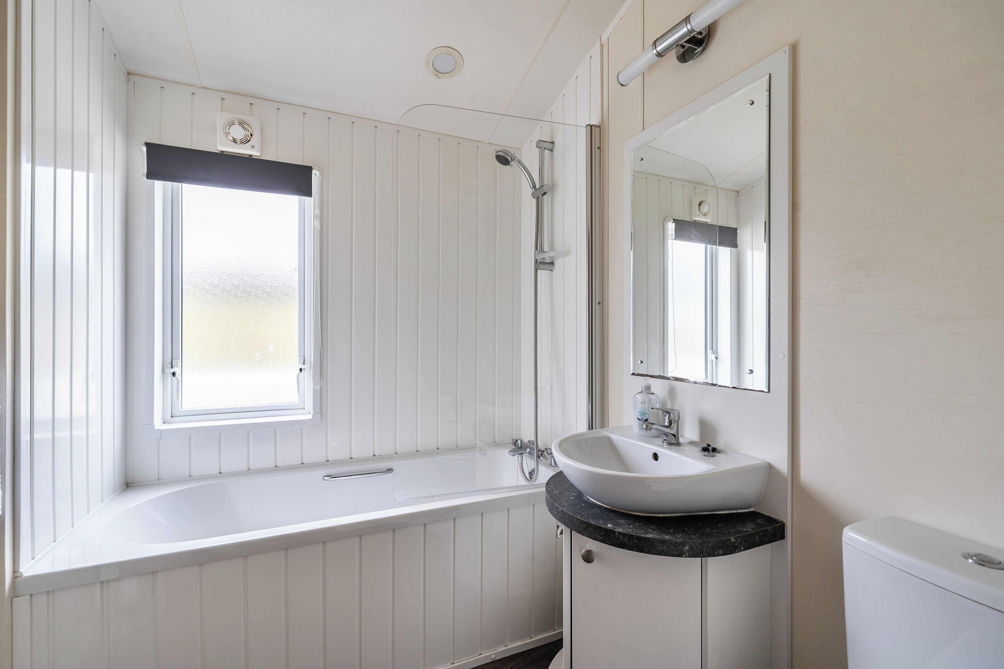 Separate bathtub and shower, deep-soaking bathtub, hair dryer