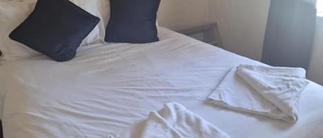 2 室のベッドルーム、アイロン / アイロン台、WiFi (無料)、ベッドシーツ