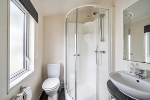 Separate tub and shower, deep soaking tub, hair dryer - 2 Bed Caravan - Sleeps 6 - Pets - Pool - Parking (Newquay)