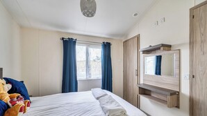 Room - 2 Bed Caravan - Sleeps 6 - Pets - Pool - Parking (Newquay)