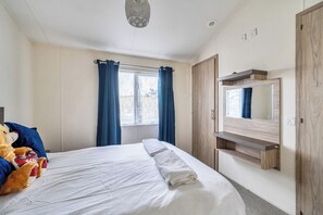 2 bedrooms, iron/ironing board, WiFi (free), bed sheets - 2 Bed Caravan - Sleeps 6 - Pets - Pool - Parking (Newquay)