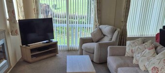 2 Bed Caravan - Sleeps 6 - Pets - Pool - Parking