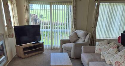 2 Bed Caravan - Sleeps 6 - Pets - Pool - Parking