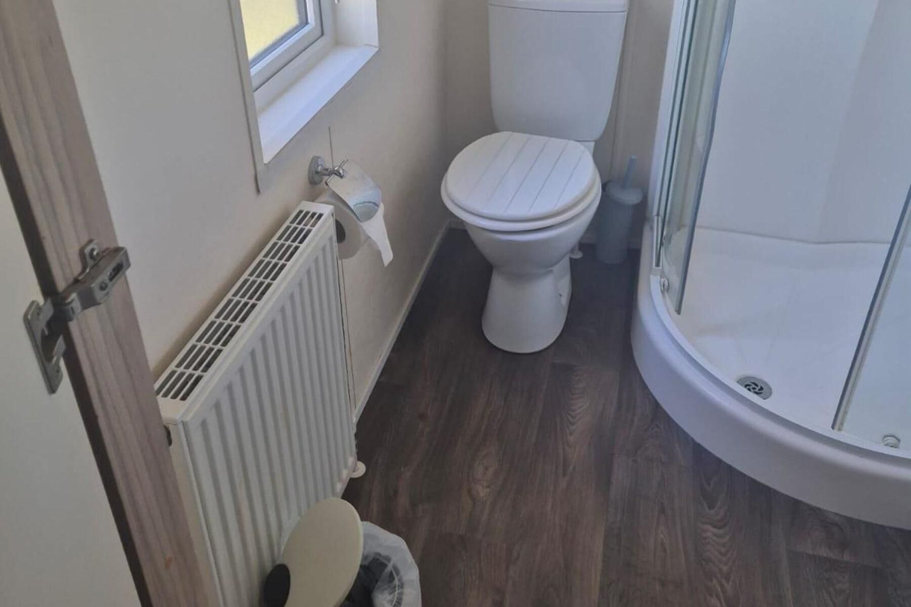 Separate tub and shower, deep soaking tub, hair dryer