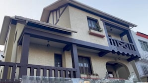 A two-story building with a balcony on the second floor. - Hostel Das Geraes (Belo Horizonte)