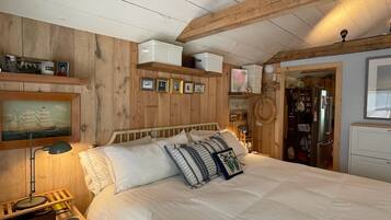 2 bedrooms, WiFi (free), bed sheets