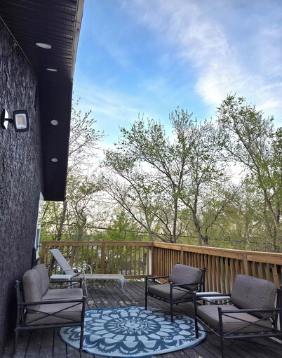 Beach Bliss. Family Home in Regina Beach that is pet friendly!