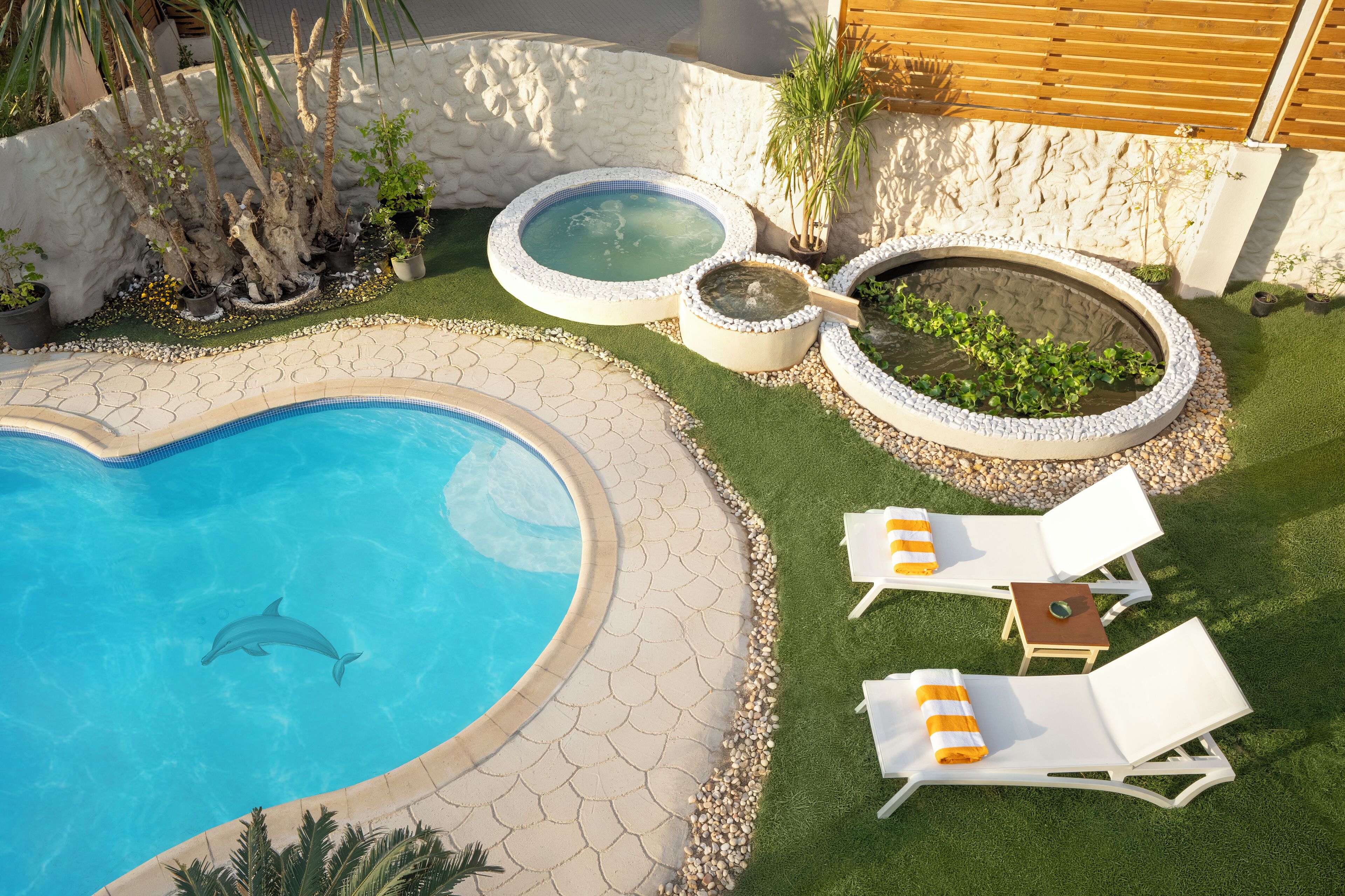 Executive-Suite, Poolblick | Hochwertige Bettwaren, Daunenbettdecken