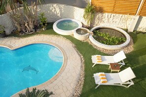 Executive suite, uitzicht op zwembad | Luxe beddengoed, donsdekens, bedden met traagschuimmatrassen