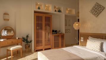 Un dormitorio con cama, armario de madera, mesita de noche y espejo.