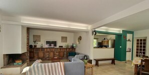 TV, books - Menez Bras - TONQUEDEC (TONQUEDEC)