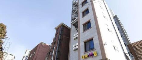 A multi-story building with a sign in Korean.