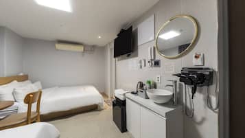 Family Room | Laptop workspace, free WiFi