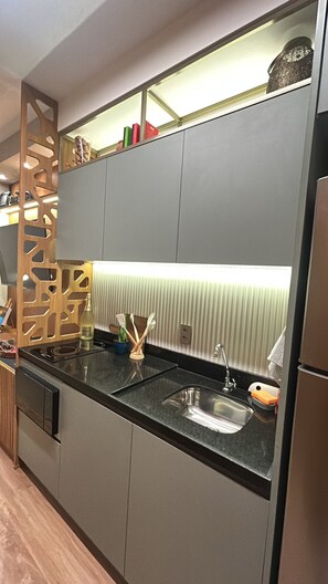 Een koelkast, een magnetron, een kookplaat