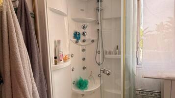 Dusj, hårføner, bidé og håndklær