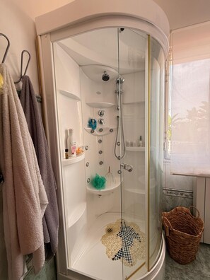 Shower, hair dryer, bidet, towels - Militello villa in Italy's most beautiful village 2025 (Sicilia)