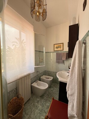 Shower, hair dryer, bidet, towels - Militello villa in Italy's most beautiful village 2025 (Sicilia)