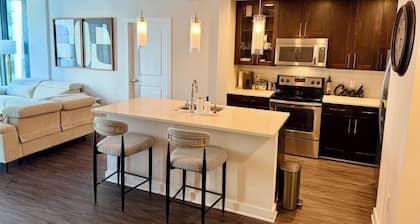 Chic & Modern 2BR Apartment in the Heart of Buckhead – Walk to Dining & Shops!