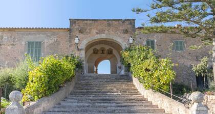 Modern holiday home with pool in the heart of Porreres.