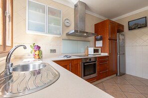 Kühlschrank, Mikrowelle, Ofen, Geschirrspüler