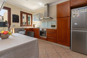 Kühlschrank, Mikrowelle, Ofen, Geschirrspüler