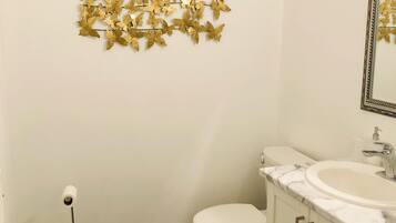 Chuveiro, secador de cabelo, toalhas de banho, sabonete