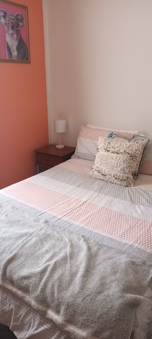 3 makuuhuonetta, työpöytä, silitysrauta/-lauta, vauvan matkasänky