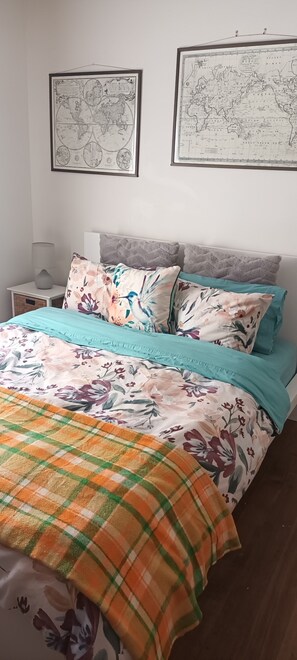 3 dormitorios, escritorio, tabla de planchar con plancha y cuna de viaje