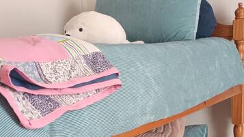 3 Schlafzimmer, Schreibtisch, Bügeleisen/Bügelbrett, Reisekinderbett