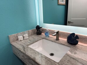 Séchoir à cheveux, serviettes fournies, savon, shampooing