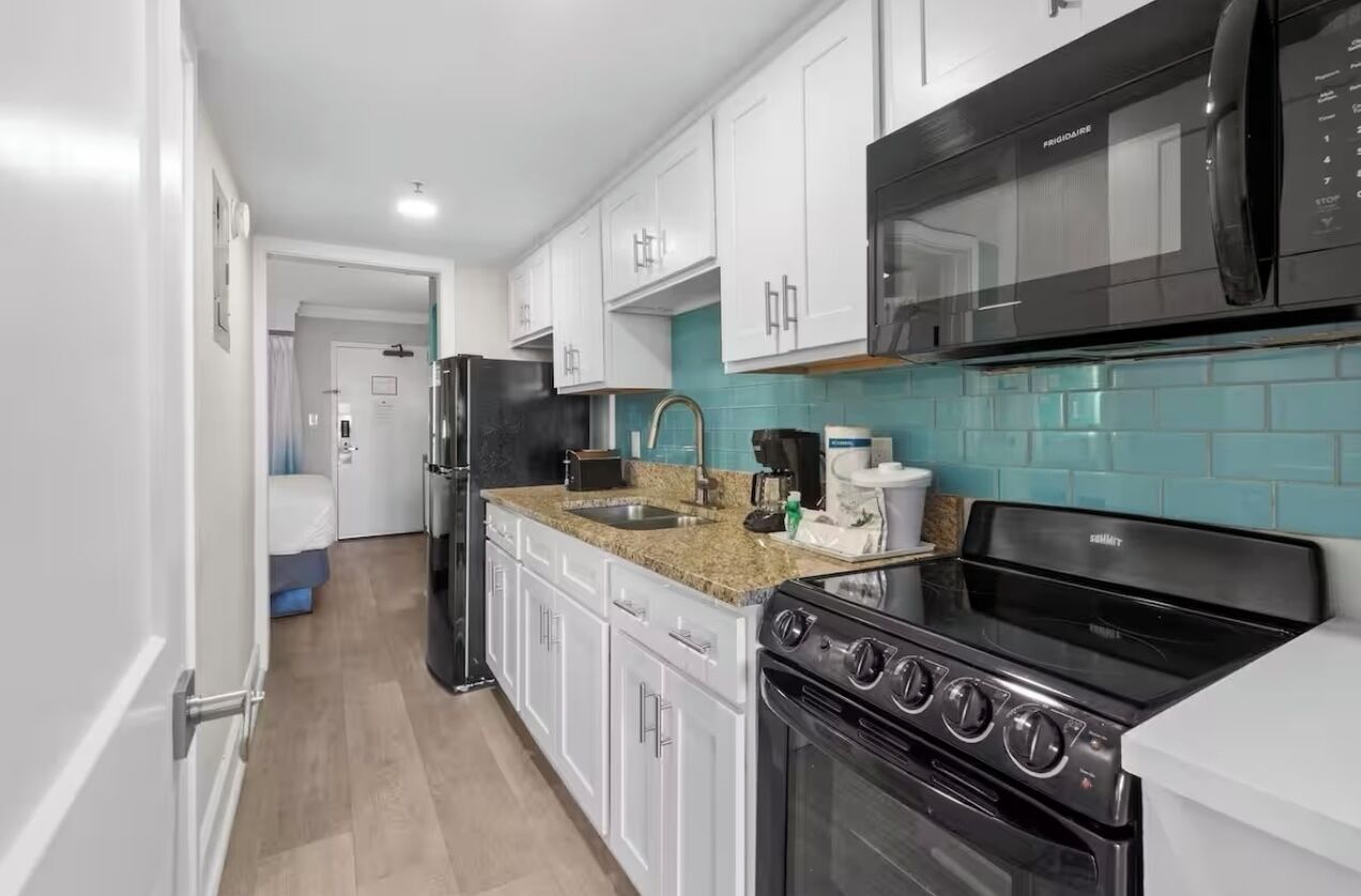 Frigorífico, microondas, horno y placa de cocina