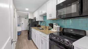 Frigorífico, microondas, horno y placa de cocina