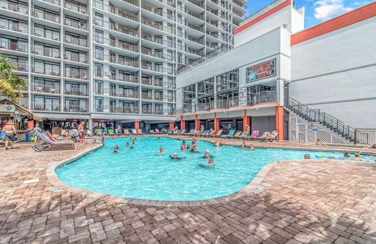 Una piscina cubierta, una piscina al aire libre