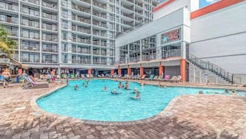 Una piscina cubierta, una piscina al aire libre