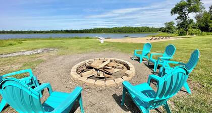 Snowmobile lovers welcome!! Hot tub, sauna, lake front!