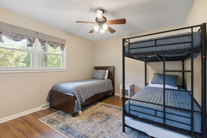 3 bedrooms, iron/ironing board, WiFi, bed sheets