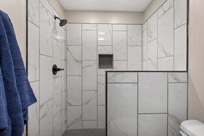 Shower, towels, soap, toilet paper - Charming 3-bedroom house in pleasant Simpsonville (Simpsonville)