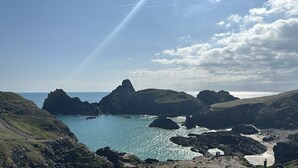 Un paisaje costero con afloramientos rocosos y una vista despejada del mar.