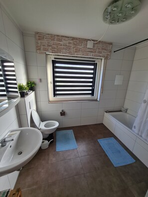 シャワー、タオル、トイレットペーパー