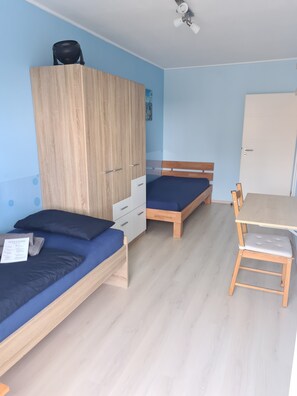 4 室のベッドルーム、インターネット、ベッドシーツ